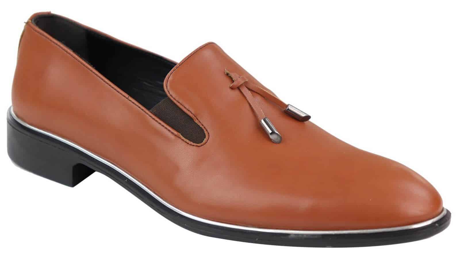 Miesten slip-on-kengät tupsuilla, joissa on metallireunus