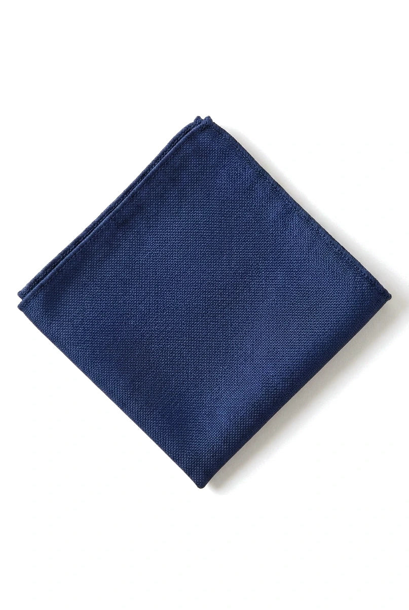 Miesten solmio taskusolmiolla, muodollinen yksivärinen solmio - Laivastonsininen