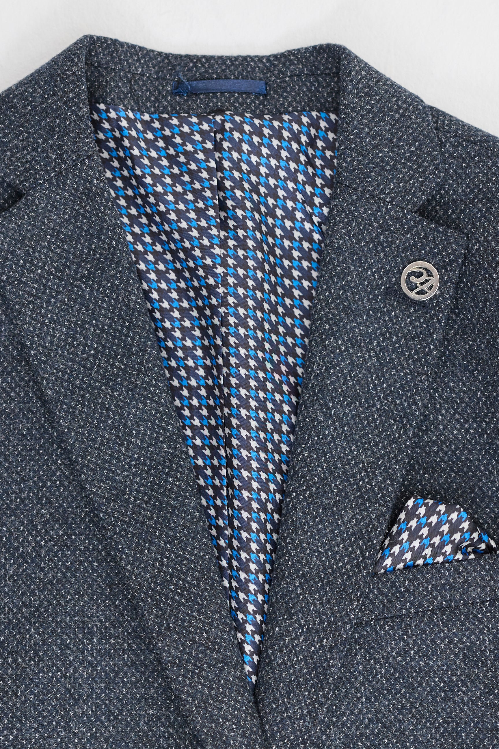 Miesten kolmiosainen laivastonsininen puku kaksirivisellä liivillä