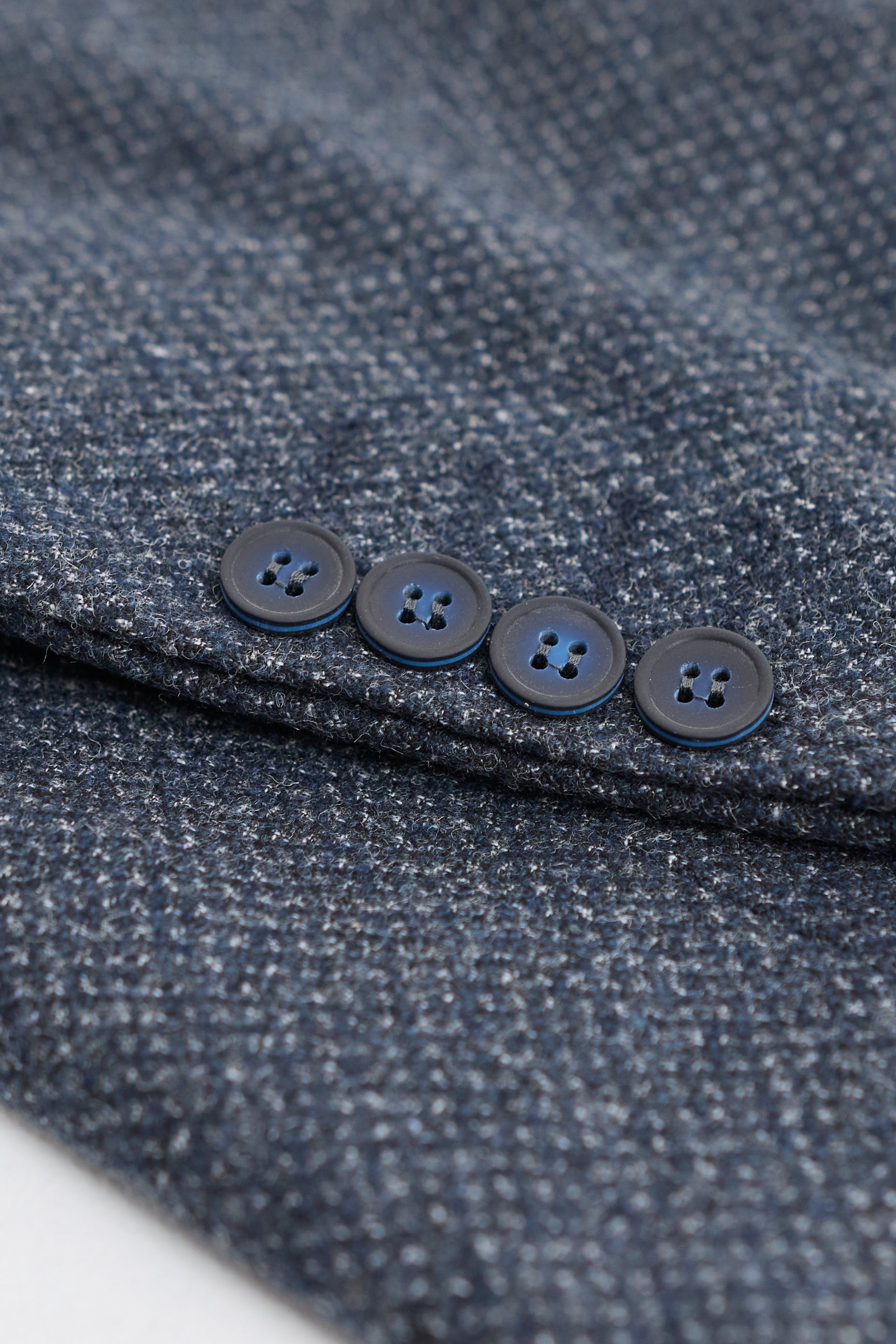 Miesten kolmiosainen laivastonsininen puku kaksirivisellä liivillä