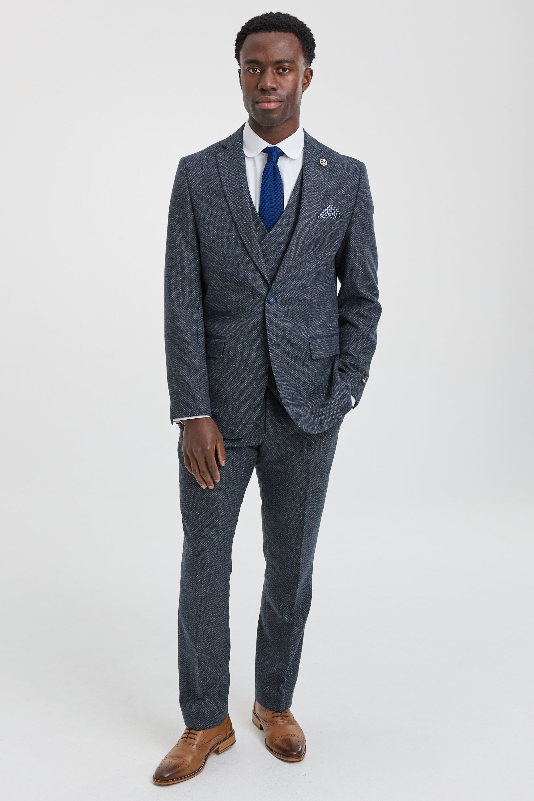 Miesten kolmiosainen laivastonsininen puku kaksirivisellä liivillä