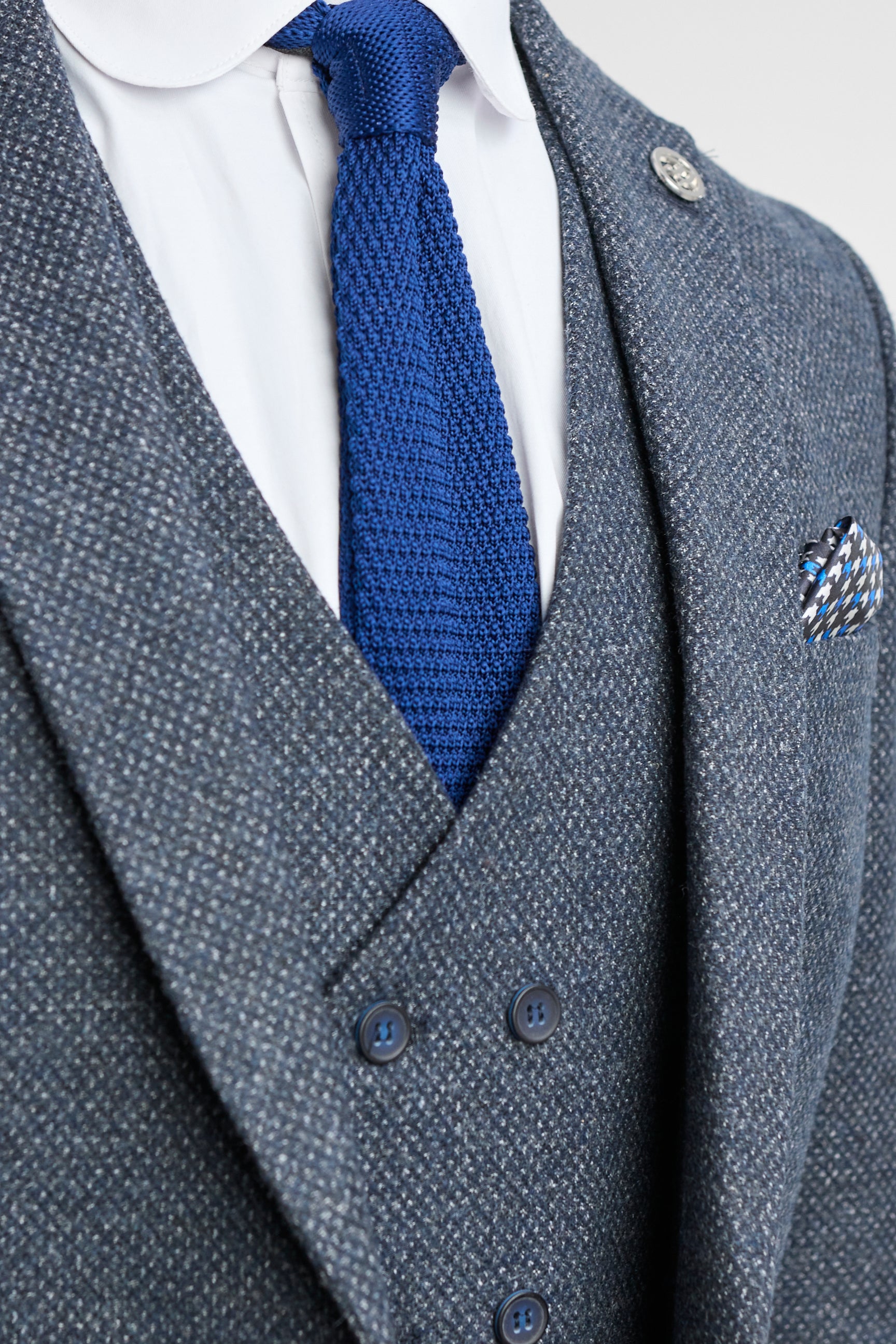 Miesten kolmiosainen laivastonsininen puku kaksirivisellä liivillä