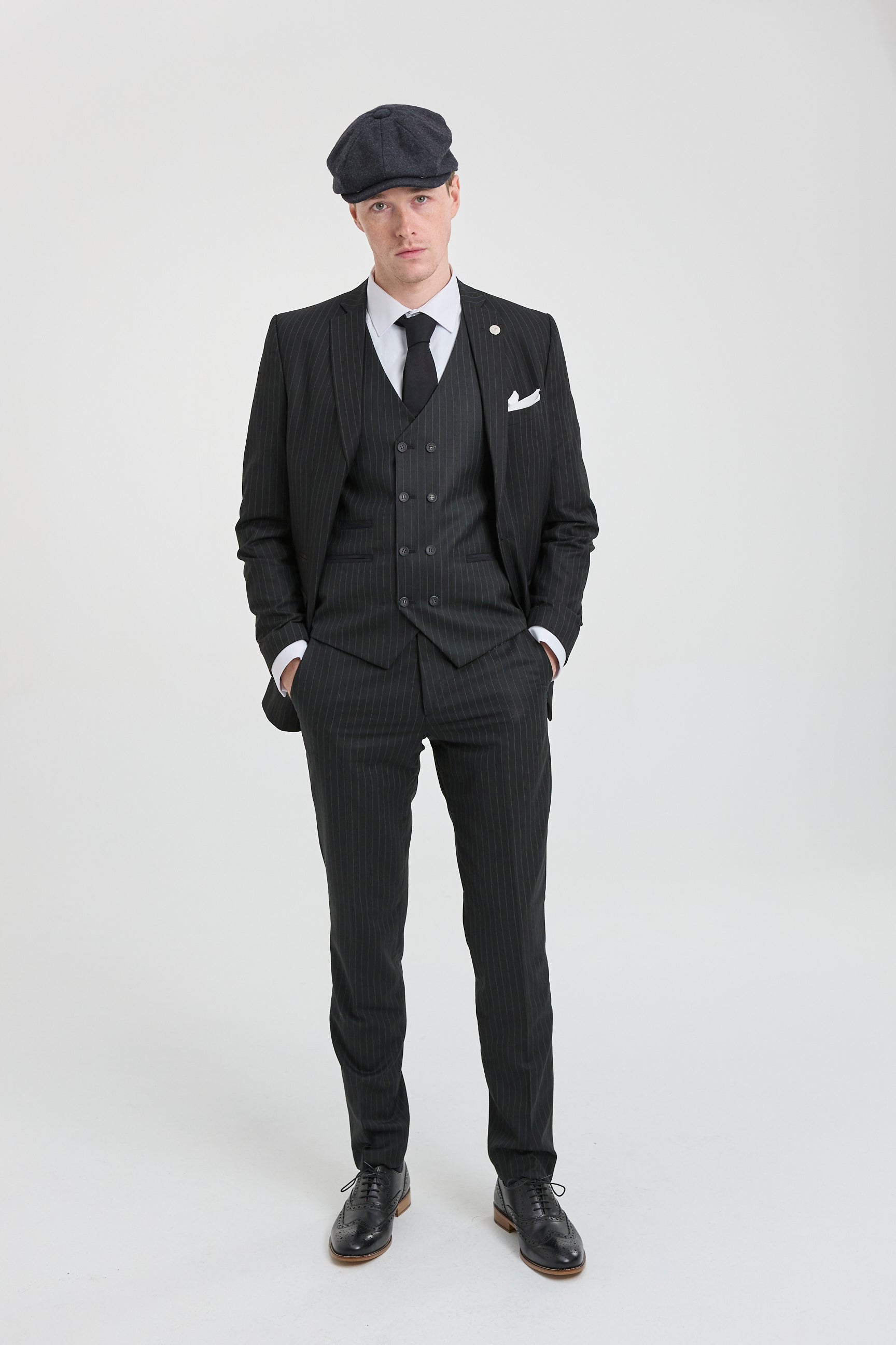 Miesten musta kolmiosainen pinstripe-puku