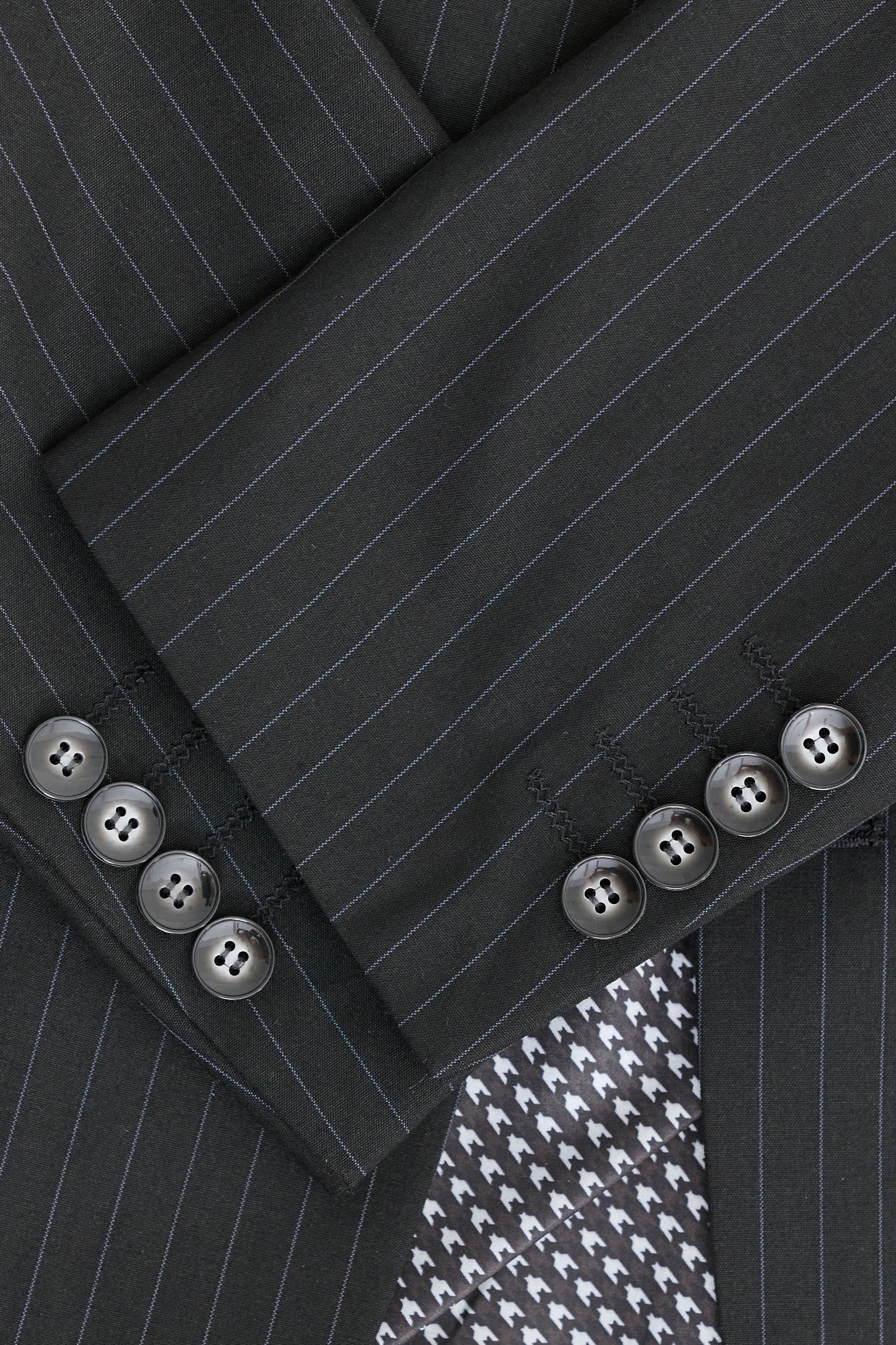 Miesten musta kolmiosainen pinstripe-puku