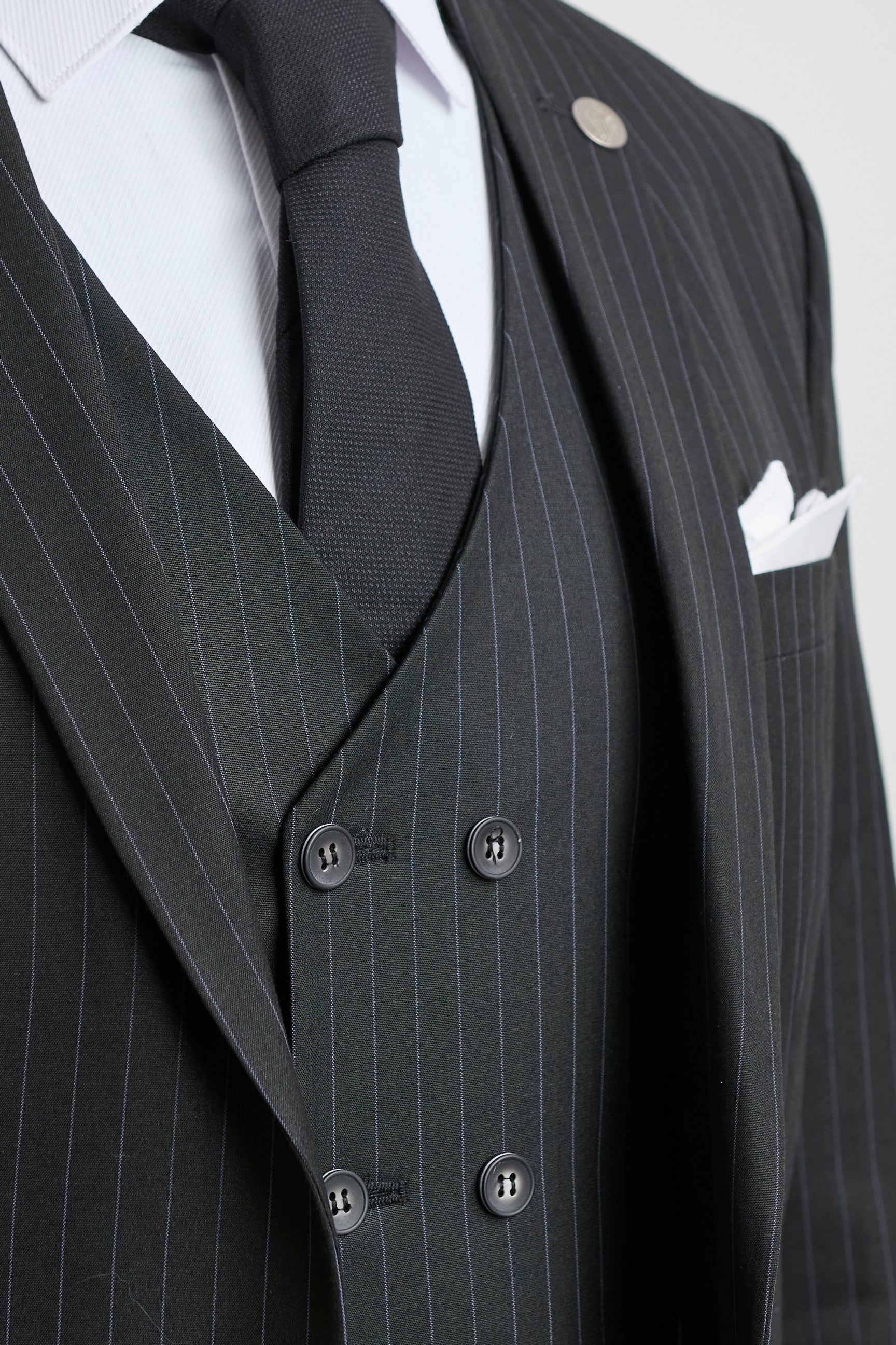 Miesten musta kolmiosainen pinstripe-puku