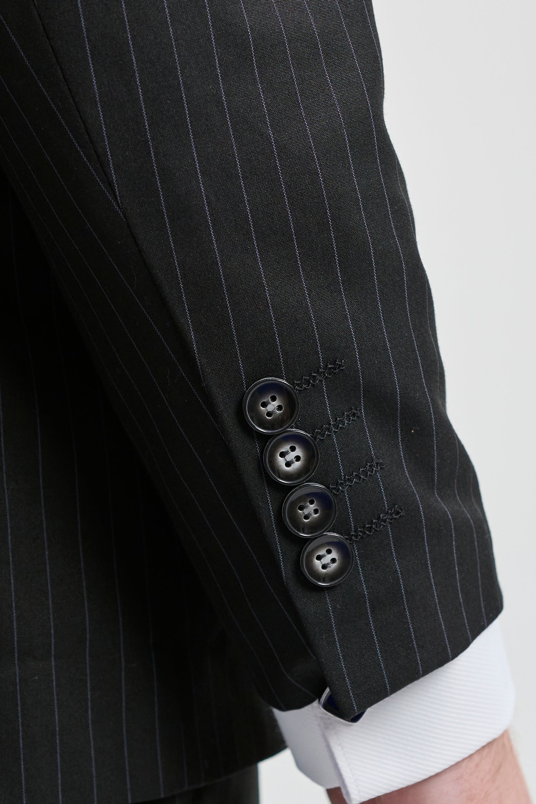 Miesten musta kolmiosainen pinstripe-puku