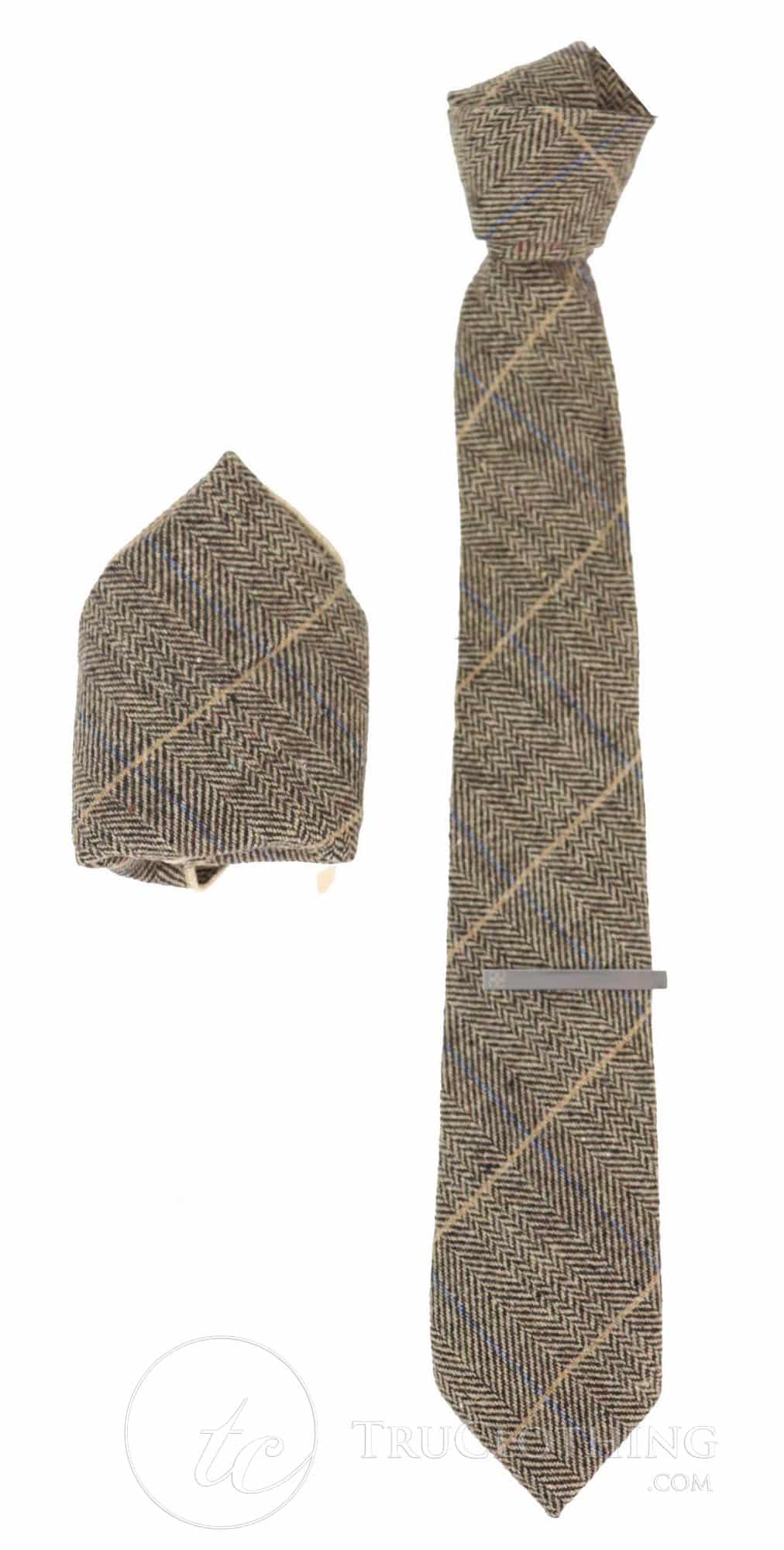 Ruskea ruutukuvioinen tweed-solmio nenäliinalla ja solmiopidikkeellä - Ruskea