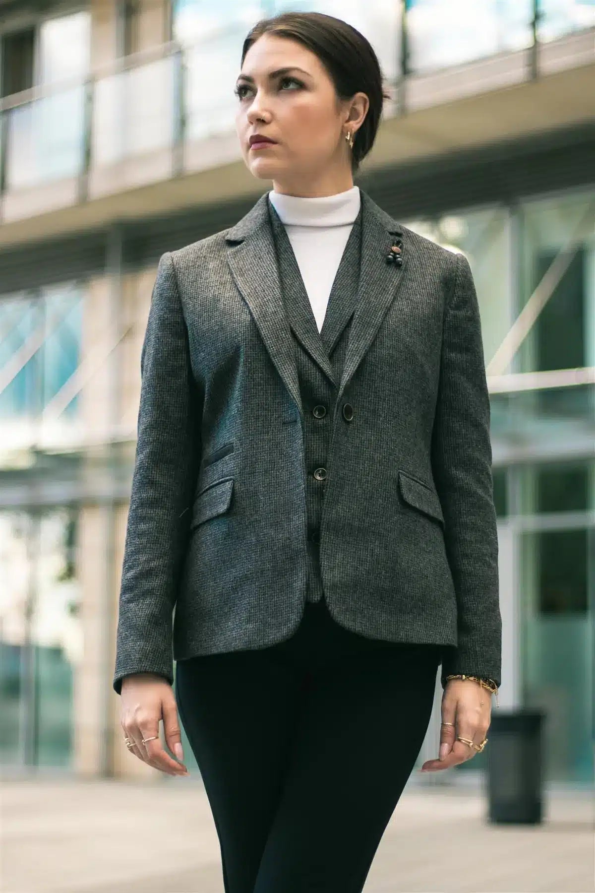Naisten harmaa tweed-bleiseri kalanruotokuviolla, 1920-luvun huippumalli, mittatilaustyönä tehty istuvuus, vintage retro