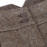 Naisten tweedhousut 1920-luvun vintage-blinders-kuviolla, ruskean kalanruotokuviolla, mittatilaustyönä tehty istuvuus